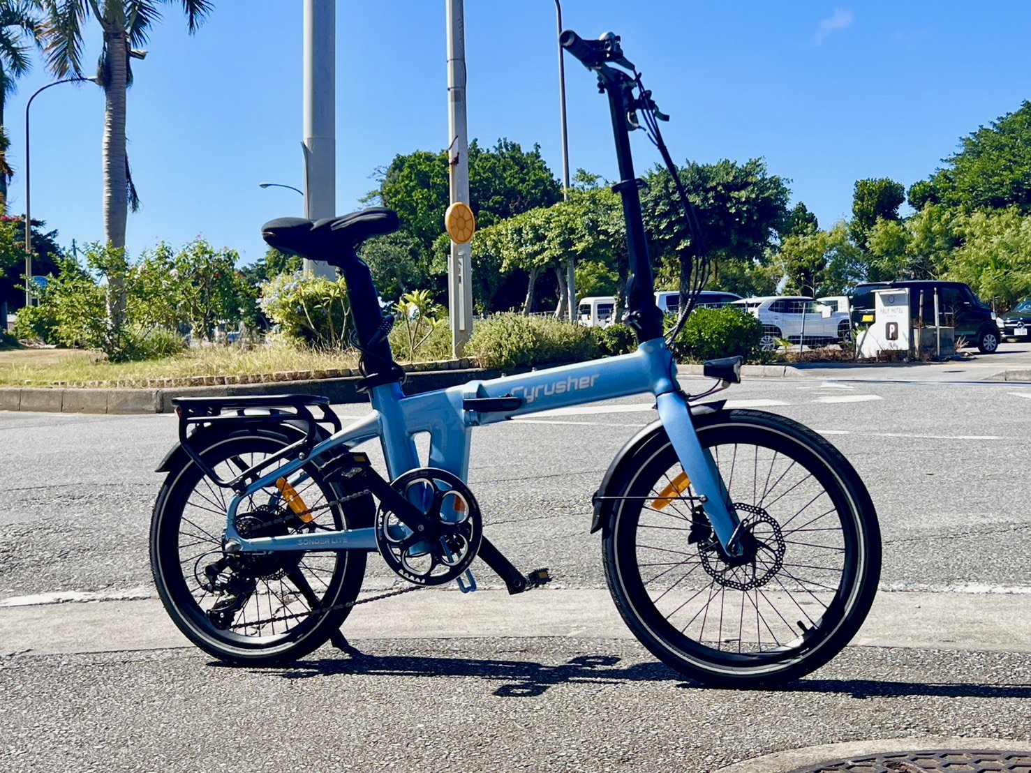 電動アシスト付きの青い折りたたみ自転車