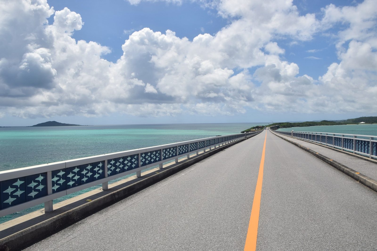 青い海を渡る池間大橋