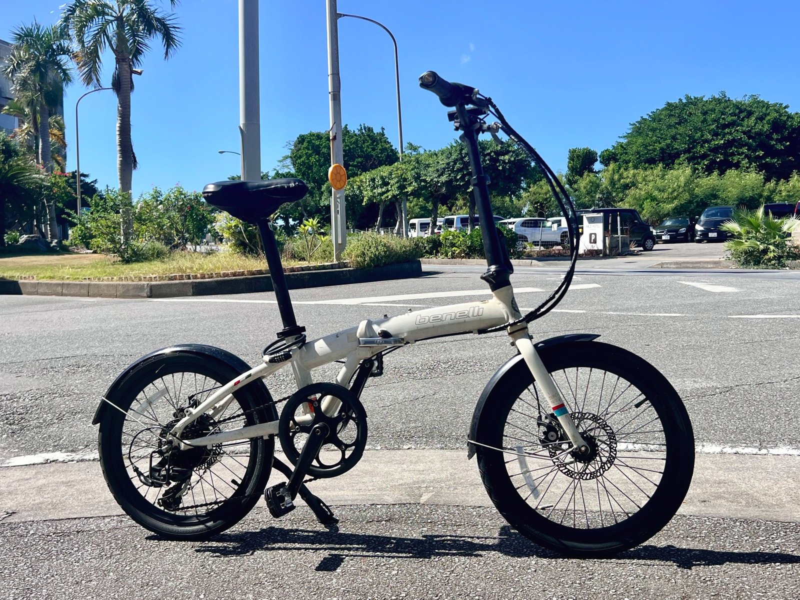 変速ギア付きの白い折りたたみ自転車