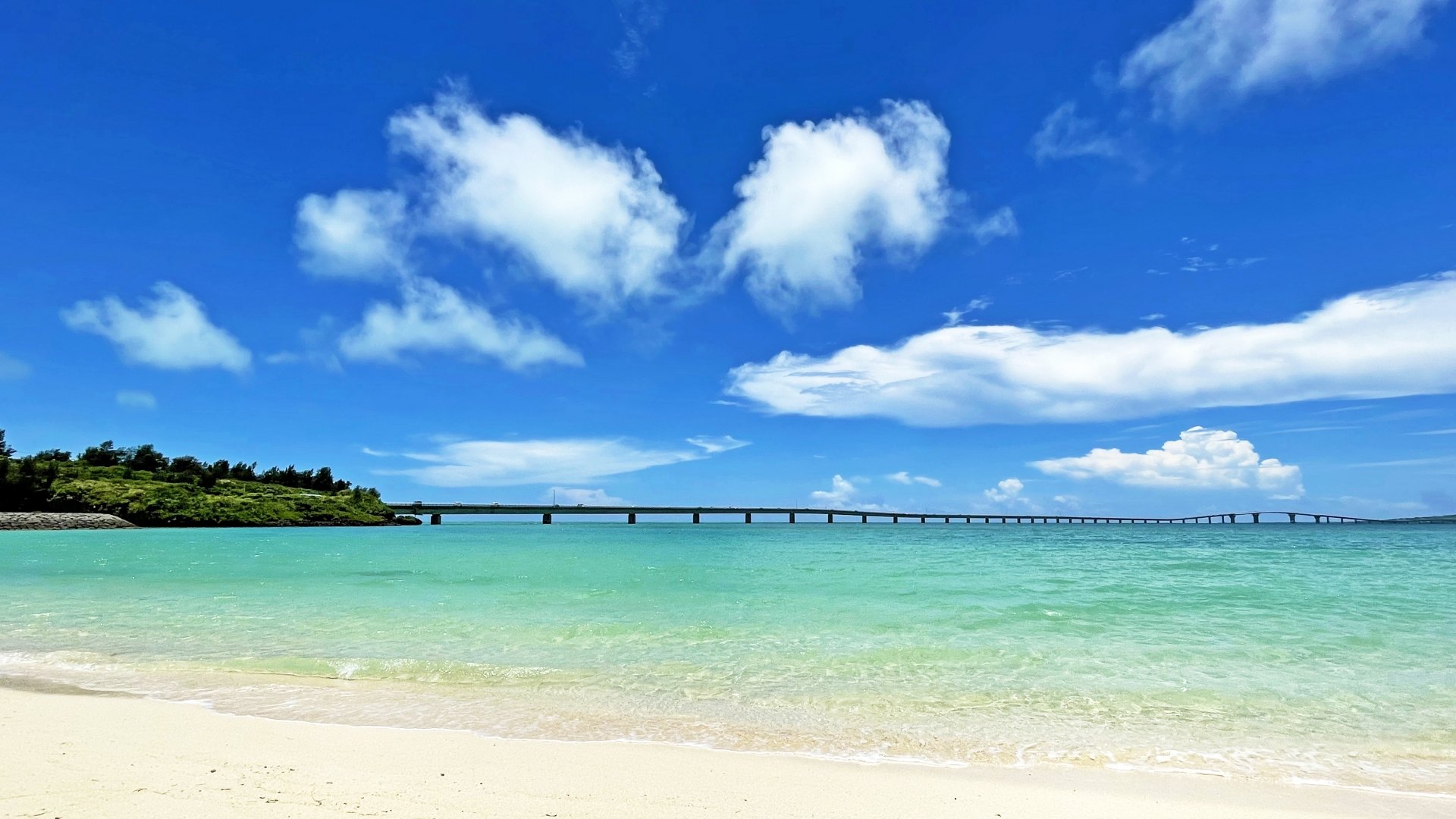 トゥリバー・サンセットビーチの白い砂浜と伊良部大橋